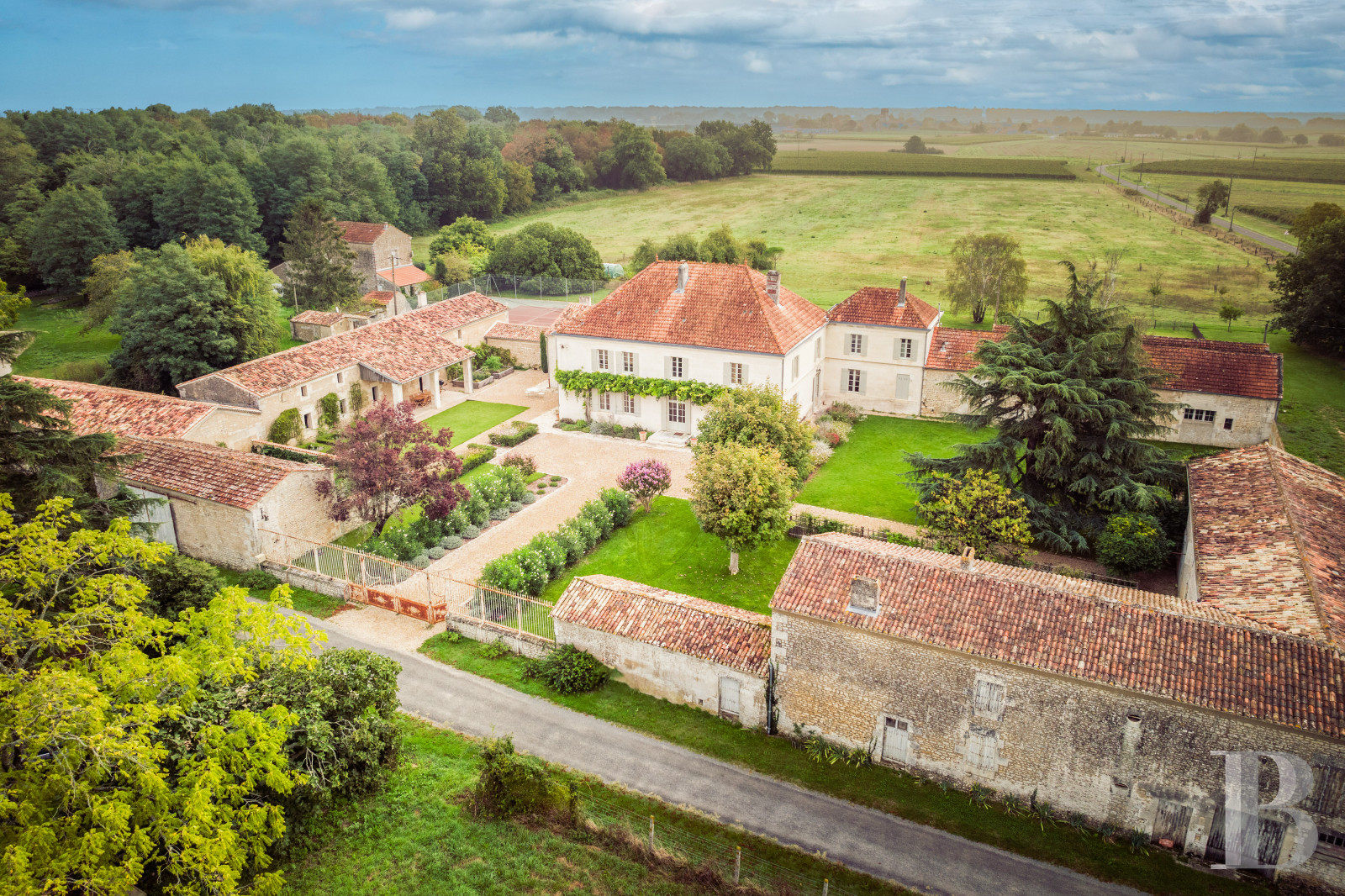 A former vineyard converted into a family home in Charente-Maritime, between Saintes and Royan - photo  n°1